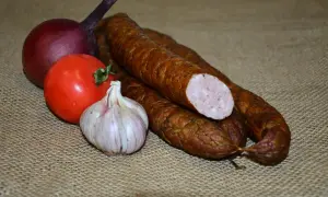 Kiełbasa, cebula, pomidor i czosnek. Zastanawiasz się, ile czosnku granulowanego do kiełbasy?