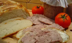 Chleb, pasztet, pomidory i słoik domowej kiełbasy. Zastanawiasz się, ile ziela angielskiego do kiełbasy?