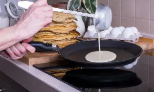 Dlaczego naleśnik przykleja się do patelni i jak tego uniknąć