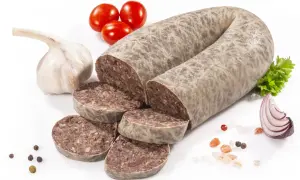 Kaszanka z czosnkiem i pomidorkami. Zastanawiasz się, jak długo można przechowywać kaszankę w lodówce? Oto odpowiedź.