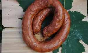 Gdzie kupić kiełbasę lisiecką? Sprawdź najlepsze sklepy i oferty