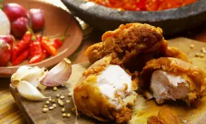 Chrupiące podudzia z kurczaka, czosnek, chili i przyprawy. Idealne do sosu. Zastanawiasz się, ile gotować podudzie z kurczaka?