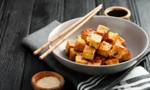 Jak przyrządzić tofu na patelni, aby uzyskać idealną chrupkość