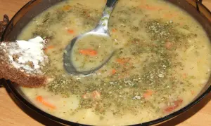 Gęsta grochówka z majerankiem, ziemniakami i marchewką, podana z chlebem z masłem. Czy do grochówki daje się majeranek? Tak!