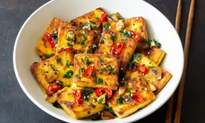 Złocisty, chrupiący tofu na patelni, posypany chili i sezamem. Idealny sposób, by dowiedzieć się, ile smażyć tofu na patelni dla najlepszego efektu.