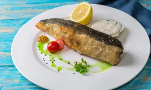 Jak przyrządzić suma na patelni, aby był soczysty i smaczny