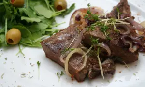 Smażona wątróbka drobiowa z cebulą i rukolą. Jak przechowywać wątróbkę drobiową? Najlepiej świeżą, od razu po zakupie.