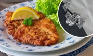 Jak odświeżyć kotlety schabowe? Zobacz, jak folia aluminiowa może pomóc przywrócić im chrupkość.