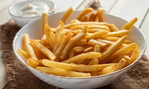 Złociste frytki z airfryer Tefal, idealne do szybkiego przygotowania. Chrupiące i pyszne!