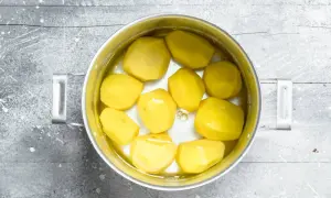 Obrane ziemniaki w garnku z wodą. Idealne do gotowania, pieczenia lub na puree. Oto co zrobić z obranymi ziemniakami!