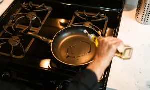 Patelnie ceramiczne czy teflonowe – co wybrać, aby nie żałować?
