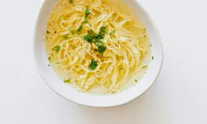 Miseczka z bulionem i makaronem, posypana natką. Czy maggi jest zdrowe? To pytanie nurtuje wielu.