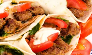 Kebab w tortilli z mięsem, pomidorami i sosem. Zastanawiasz się, ile kalorii ma kebab w tortilli?