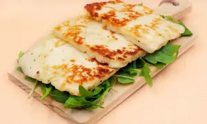Jak grillować ser halloumi na patelni, aby uzyskać idealną chrupkość