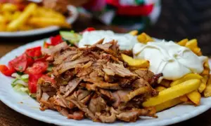 Ile kcal ma kebab z frytkami? Zaskakujące różnice w kaloriach!