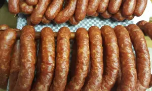 Przepis na kiełbasę wiejską 5 kg - zaskocz rodzinę smakiem domowej wędliny
