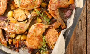 Pieczone ćwiartki z kurczaka z ziemniakami, marchewką i czosnkiem. Idealny sposób, by dowiedzieć się, ile gotować ćwiartki z kurczaka, by były soczyste.