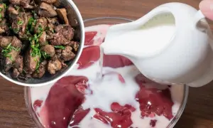 Surowa wątróbka w mleku, obok gotowa, posypana zieleniną. Czy wątróbkę można odgrzewać?