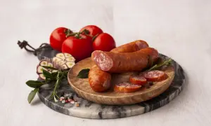 Kiełbasa polska surowa z pomidorami, czosnkiem i ziołami. Czy jest zdrowa? Zależy od składników i sposobu przygotowania.