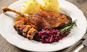 Pieczona kaczka z kluskami i czerwoną kapustą. Czy kaczka to drób? Tak, to pyszny drób!