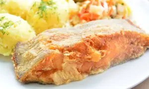 Złocisty, chrupiący halibut, idealny do smażenia, podany z purée ziemniaczanym i surówką.