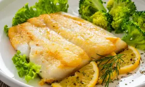 Smażony halibut z brokułami i cytryną. Prosty sposób, jak przyrządzić halibuta na obiad.