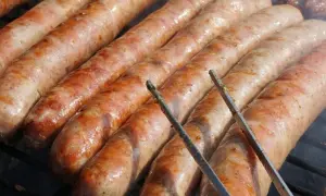 Jak usmażyć kiełbasę na patelni – proste triki i smaczne przepisy
