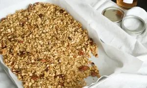 Upieczona granola z orzechami pekan na blasze. Idealna do śniadania, oto jak zrobić granole!