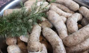 Kiełbasa biała surowa - tradycja, smak i najlepsze przepisy