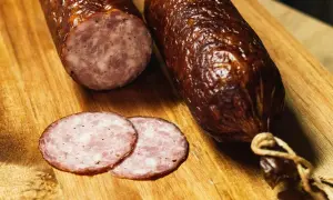 Kiełbasa tatrzańska: tradycyjny przepis, składniki i wartości odżywcze