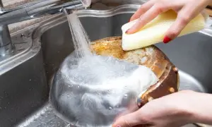 Skuteczne sposoby na czyszczenie patelni od spodu bez szorowania