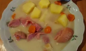 Gęsta zupa z kawałkami golonki, ziemniaków i marchewki. Idealna na wywarze z golonki, sycąca i aromatyczna.