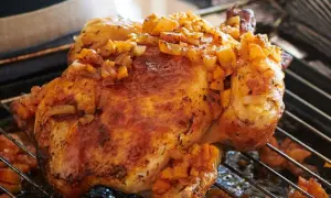 Czym natrzeć kurczaka do pieczenia, aby był soczysty i aromatyczny