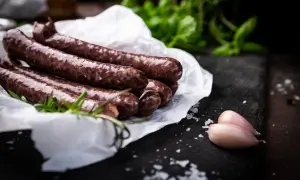 Kaszanka z czosnkiem i rozmarynem – idealne dodatki, by nadać jej wyrazisty smak.