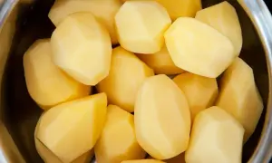 Jak przechować obrane ziemniaki na frytki, by uniknąć brązowienia?