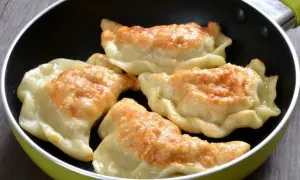 Jak smażyć pierogi na patelni, aby były chrupiące i smaczne