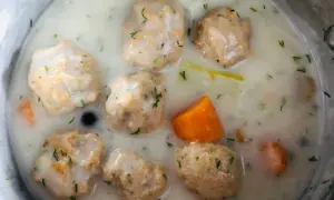 Kluski z cielęciny w sosie koperkowym z marchewką. Idealne dla niemowlaka, gdy zastanawiasz się, ile gotować cielęcinę.
