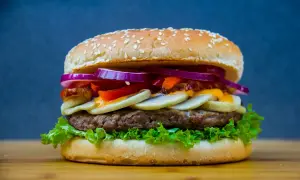 Jak usmażyć burgera na patelni, aby był soczysty i smaczny