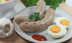 Kiełbasa, jajka na twardo, czosnek i ketchup. Zastanawiasz się, ile gorczycy do kiełbasy?