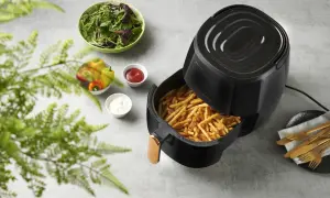 Frytki z frytkownicy beztłuszczowej, sałatka, papryka i sosy. Zastanawiasz się, ile kalorii ma frytki z frytkownicy beztłuszczowej?