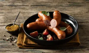 Kiełbasa polska surowa: poznaj jej smaki, rodzaje i zastosowanie