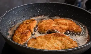 Jak podgrzać mięso na patelni, aby nie straciło soczystości?