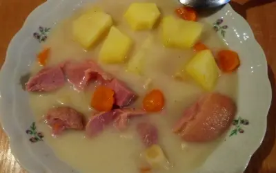 Gęsta zupa z kawałkami golonki, ziemniaków i marchewki. Idealna na wywarze z golonki, sycąca i aromatyczna.