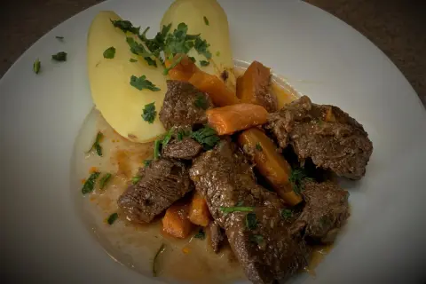 Szybka wołowina z szybkowaru - pyszne przepisy na obiad bez stresu