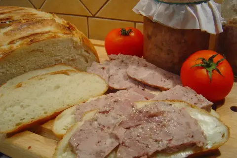 Chleb, pasztet, pomidory i słoik domowej kiełbasy. Zastanawiasz się, ile ziela angielskiego do kiełbasy?