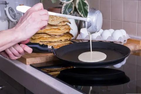 Dlaczego naleśnik przykleja się do patelni i jak tego uniknąć