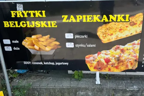 Frytki belgijskie: małe 15 zł, duże 19 zł. Zapieksnaki z pieczarkami 23 zł, z szynką/salami 25 zł. Sosy: czosnek, ketchup, jogurtowy.