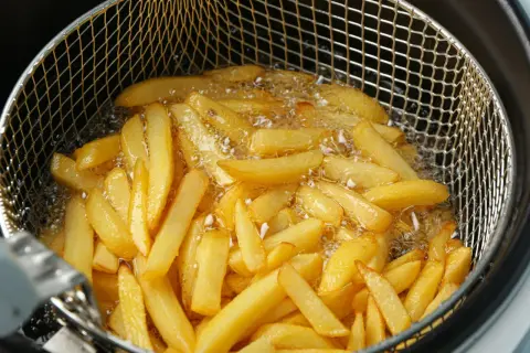 Na czym smażyć frytki? Odkryj najlepsze oleje do frytowania