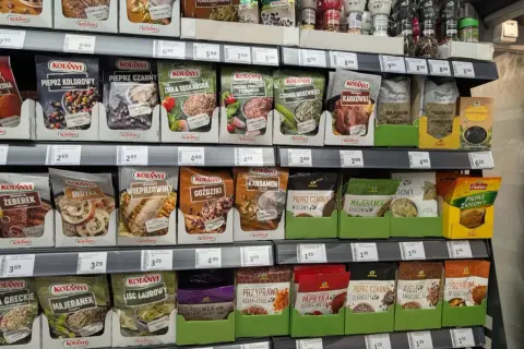 Półka z przyprawami. Znajdziesz tu pieprz, majeranek, czosnek, ziele angielskie i inne, co zamiast cynamonu do potraw.