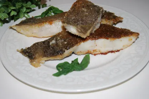 Chrupiący halibut ze skórą, idealny do podania. Oto jak smażyć halibuta ze skórą, by był pyszny.